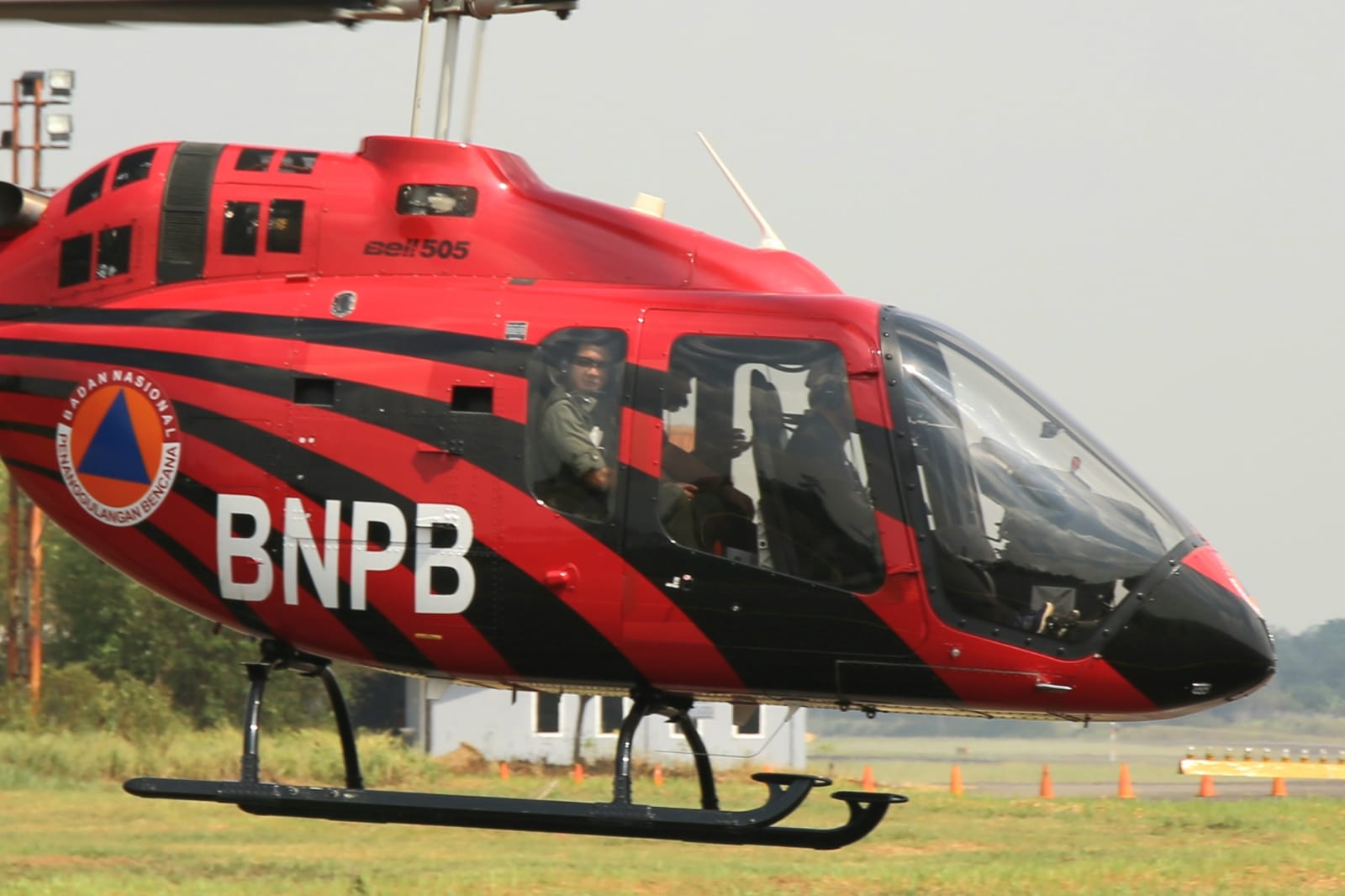 Helikopter yang membawa Kepala BNPB Letjen TNI Suharyanto beserta Herman Deru selaku Gubernur Sumatera Selatan saat bersiap lakukan peninjauan penanganan kebakaran hutan dan lahan di wilayah Sumatera Selatan pada Selasa (12/9).
